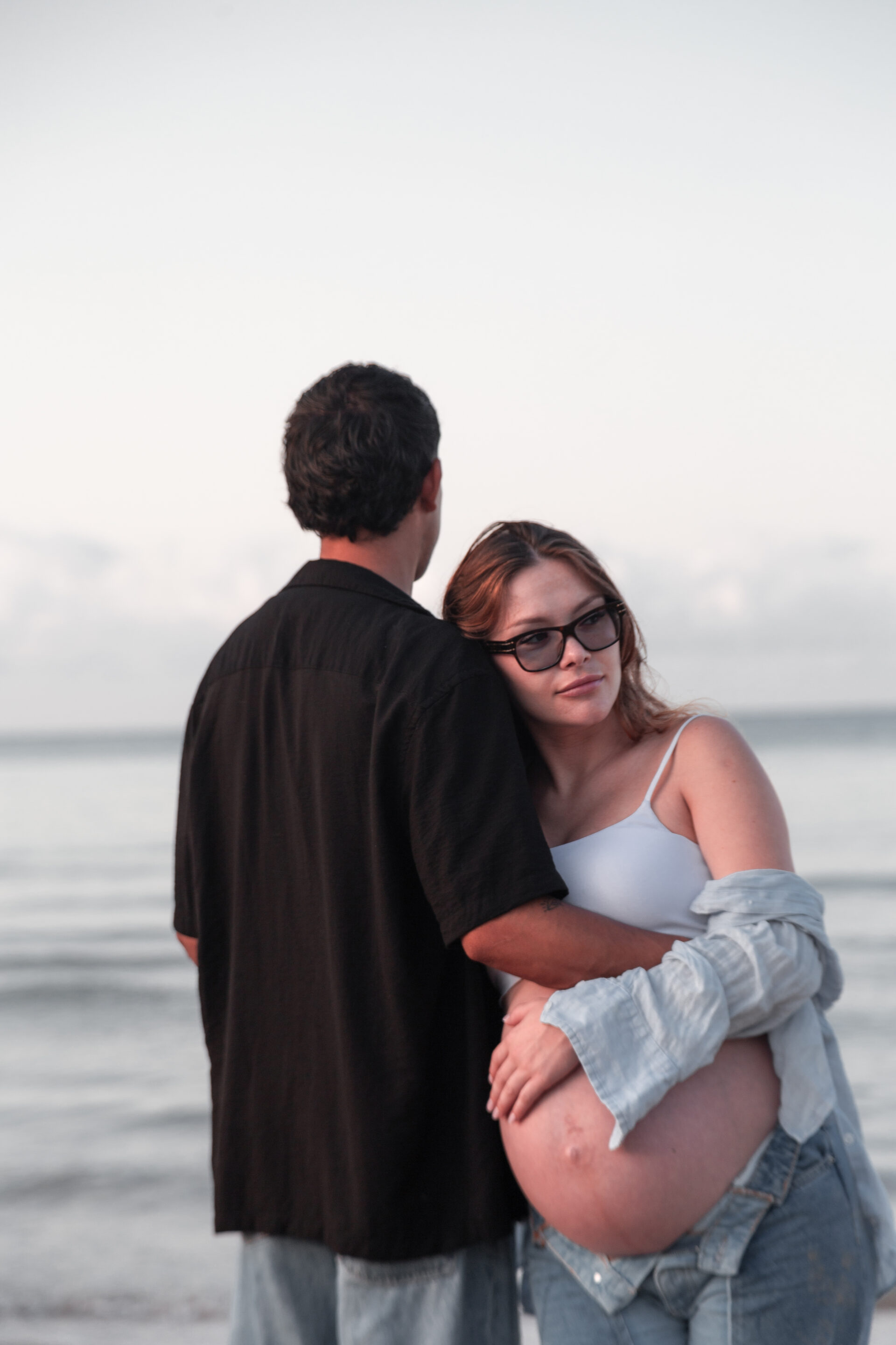 Fotografía profesional de pareja al atardecer en la playa de Tarragona, capturando momentos románticos con luz natural y edición meticulosa