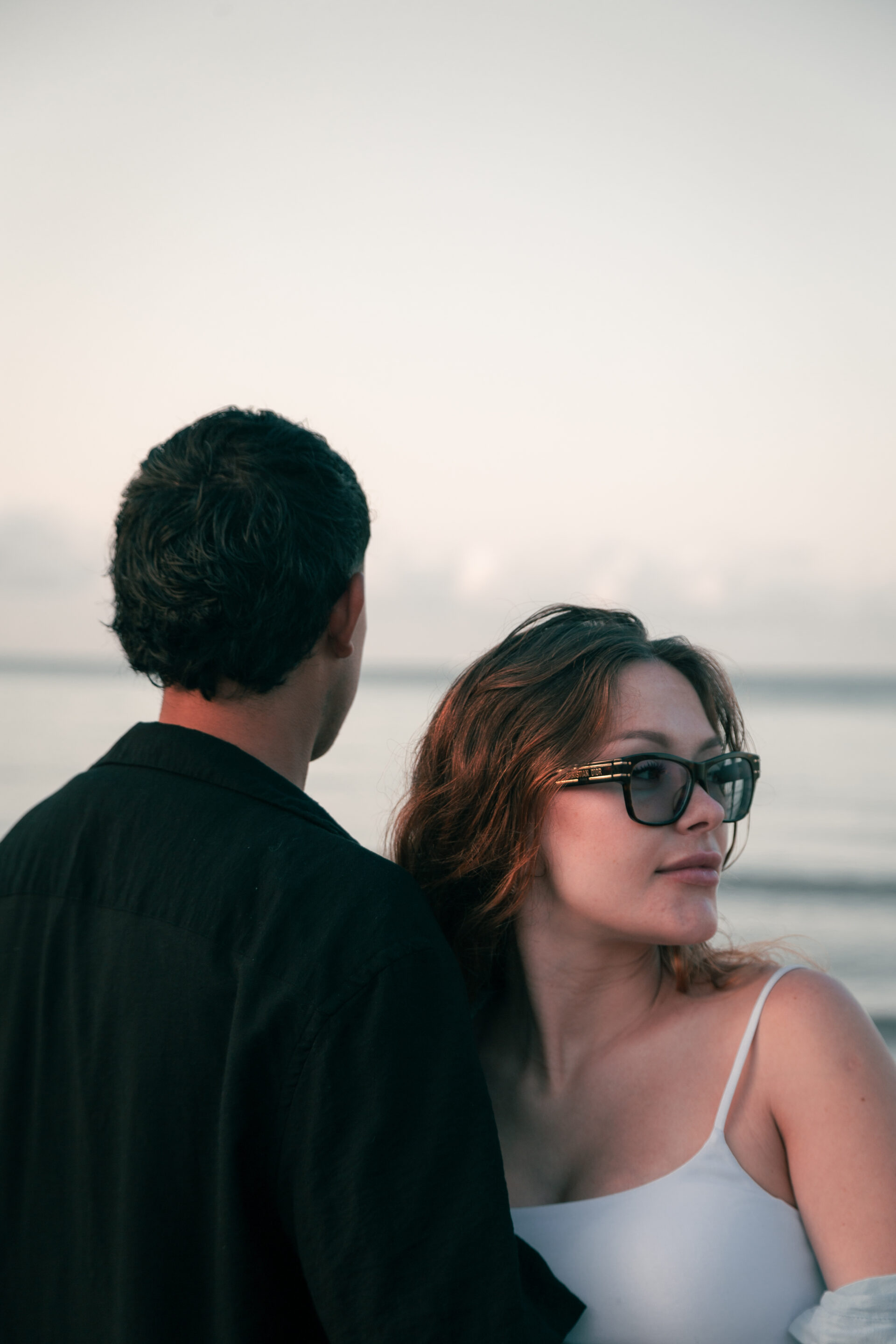 Fotografía profesional de pareja al atardecer en la playa de Tarragona, capturando momentos románticos con luz natural y edición meticulosa