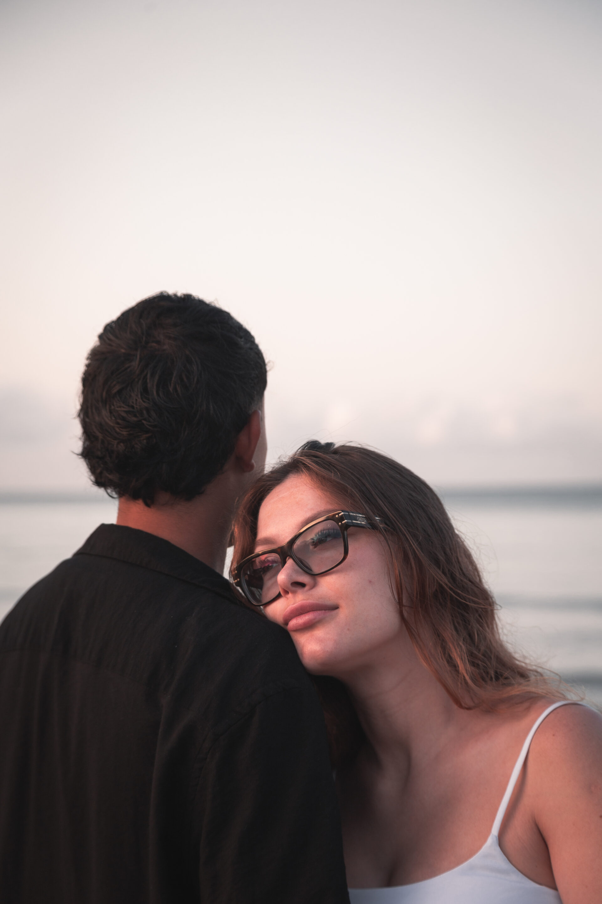 Fotografía profesional de pareja al atardecer en la playa de Tarragona, capturando momentos románticos con luz natural y edición meticulosa