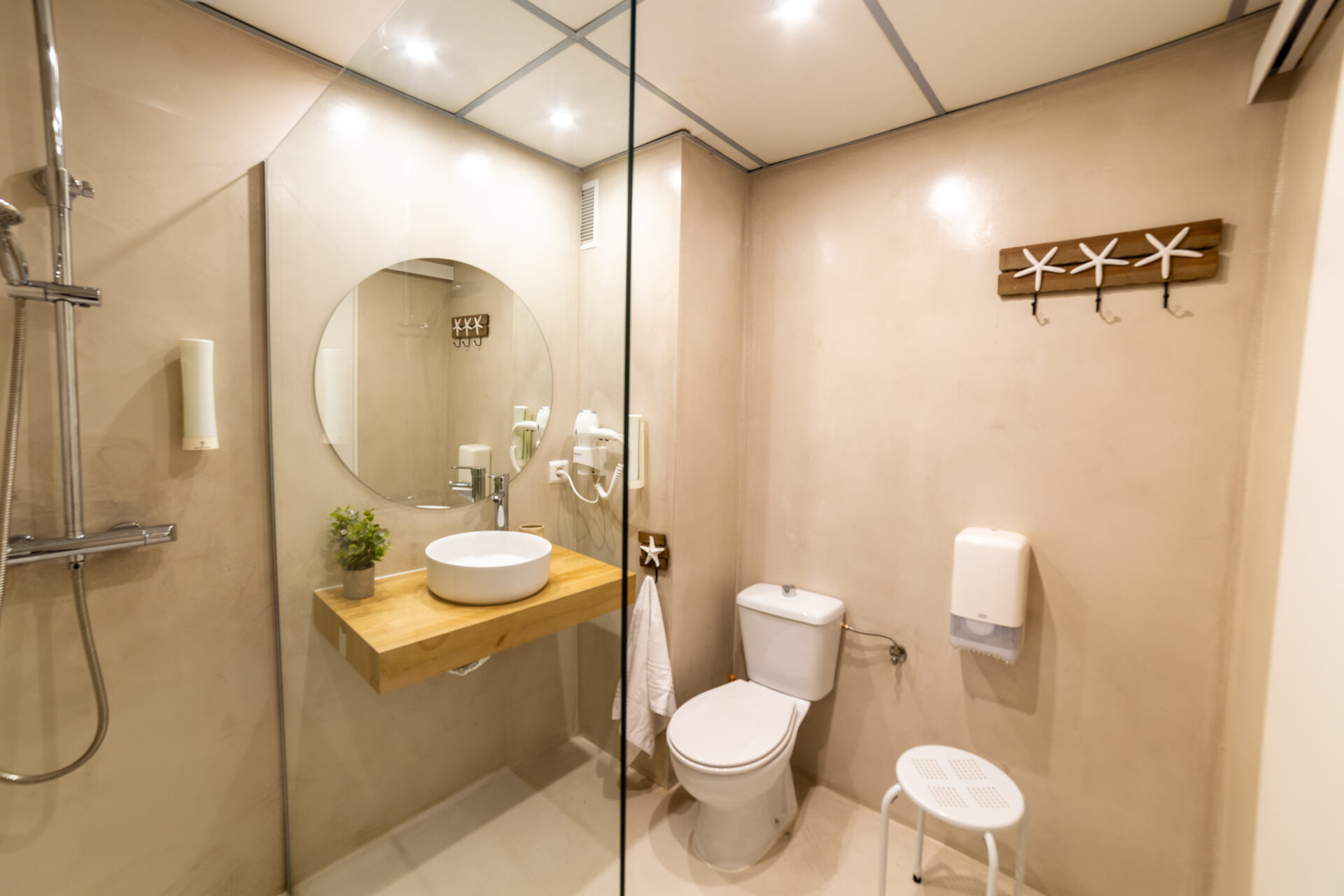 Baño elegante con detalles en mármol, diseñado por un profesional de interiores en el ámbito del interiorismo en Tarragona.