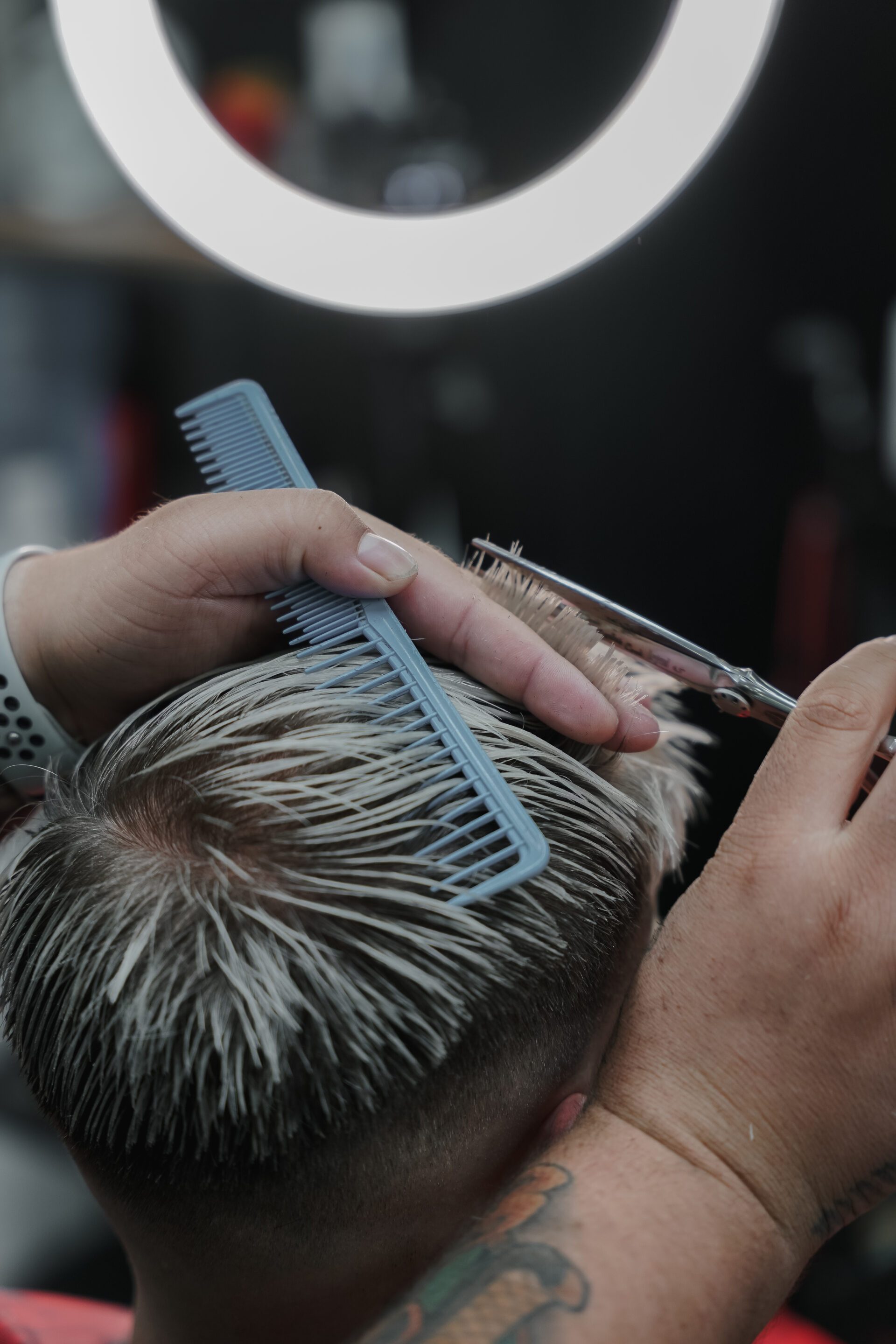 Interior de LaFlame Barbería en Vilaseca, con un diseño moderno y herramientas de alta calidad.