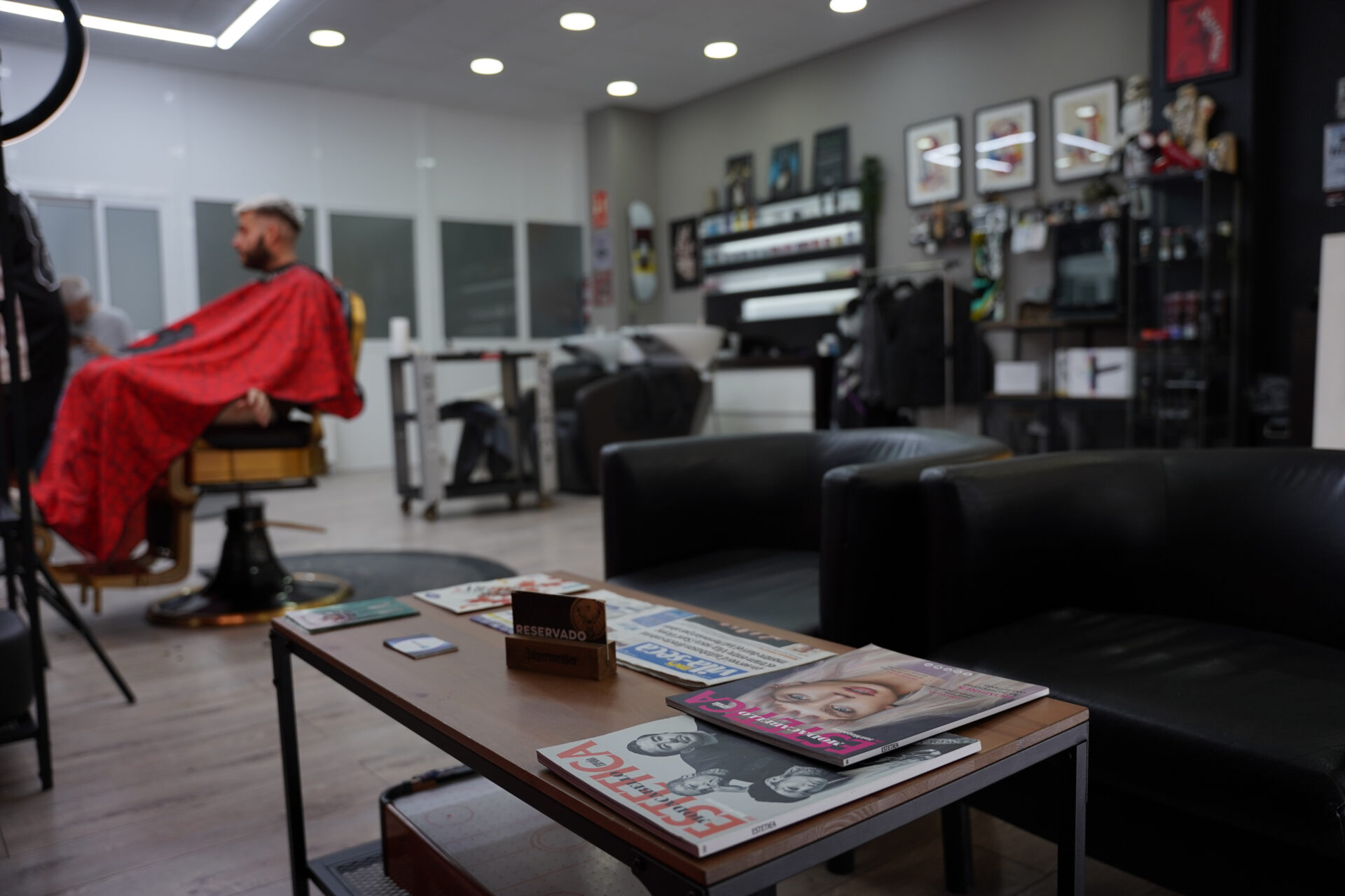 Interior de LaFlame Barbería en Vilaseca, con un diseño moderno y herramientas de alta calidad.