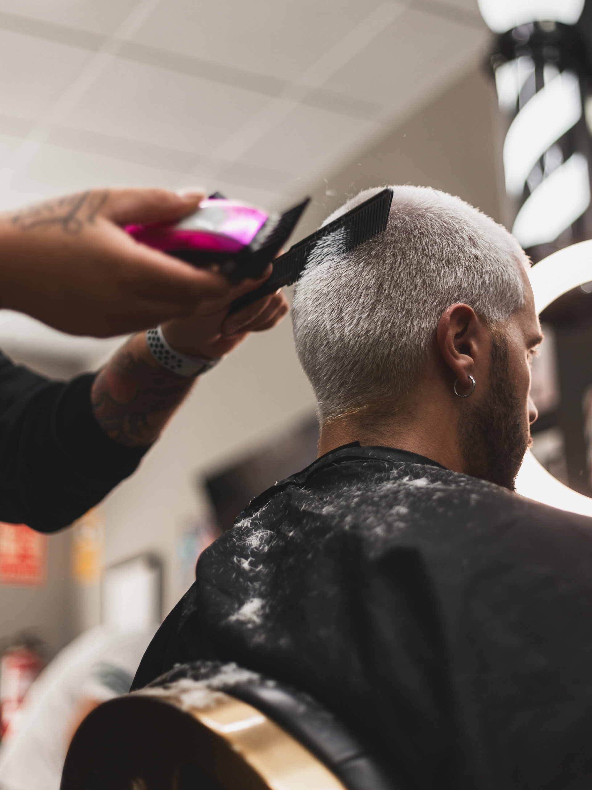 Barbero de LaFlame en acción perfilando la barba de un cliente con precisión.