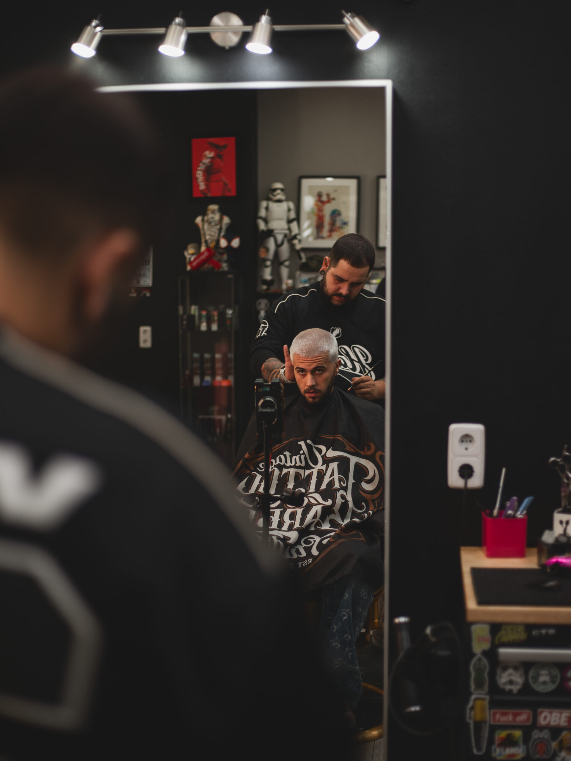 Barbero de LaFlame en acción perfilando la barba de un cliente con precisión.