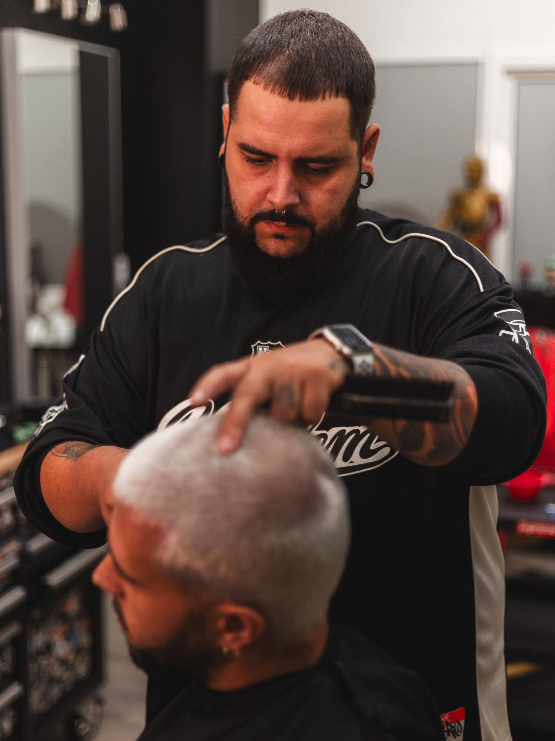 Barbero de LaFlame en acción perfilando la barba de un cliente con precisión.