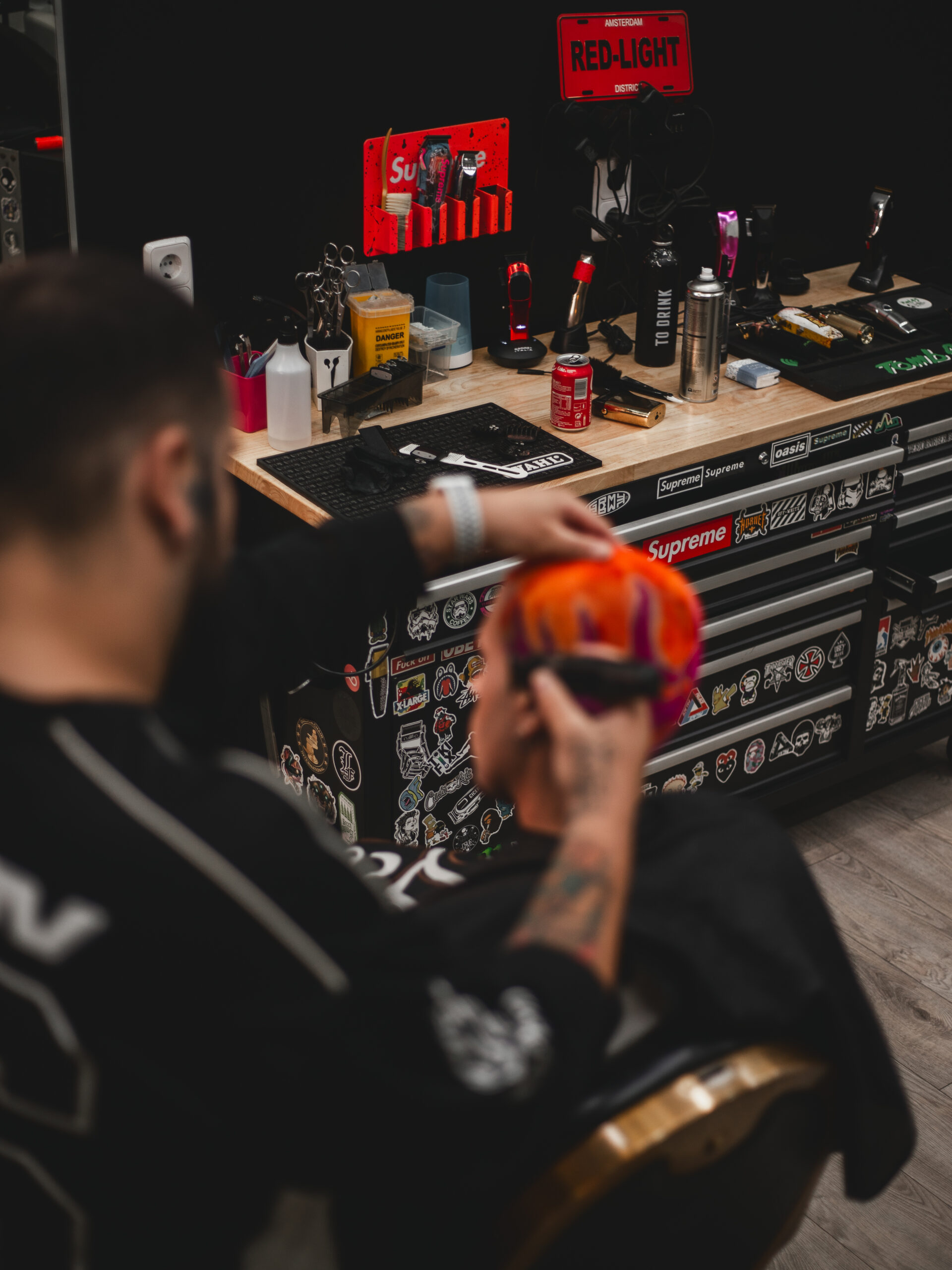 Detalle de un corte de cabello en LaFlame Barbería, Vilaseca, realizado por un barbero experto.