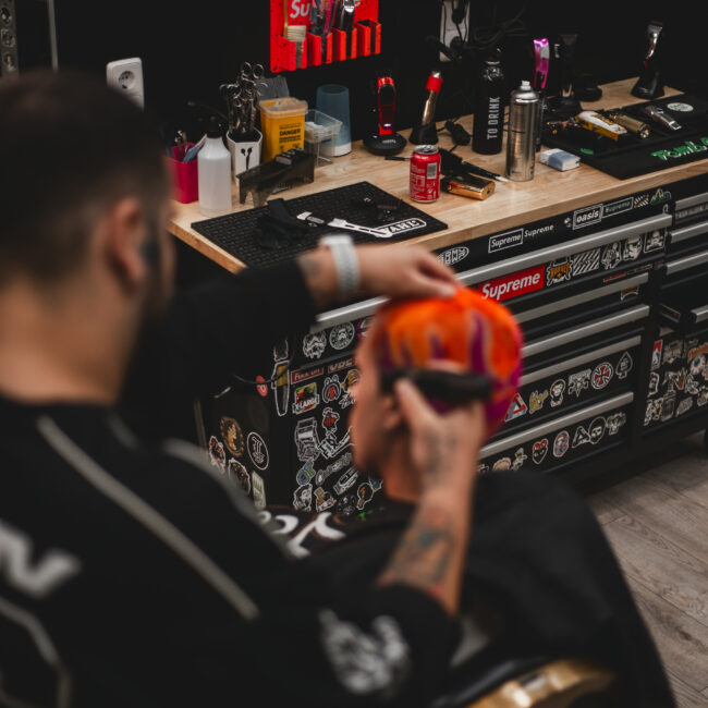 Detalle de un corte de cabello en LaFlame Barbería, Vilaseca, realizado por un barbero experto.