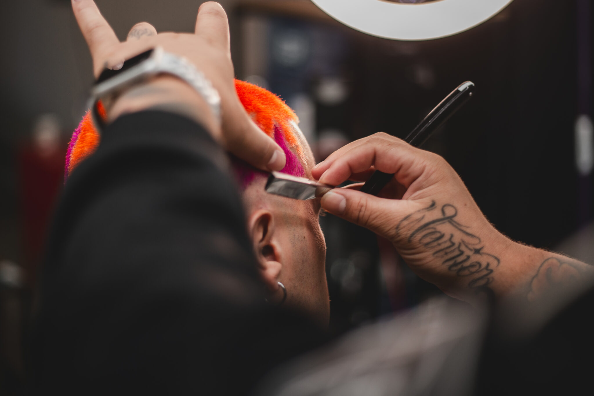 Detalle de un corte de cabello en LaFlame Barbería, Vilaseca, realizado por un barbero experto.