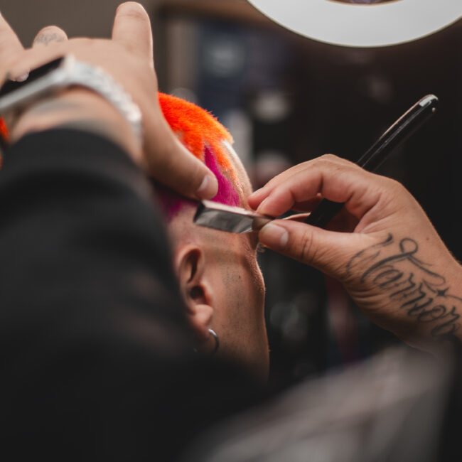 Detalle de un corte de cabello en LaFlame Barbería, Vilaseca, realizado por un barbero experto.