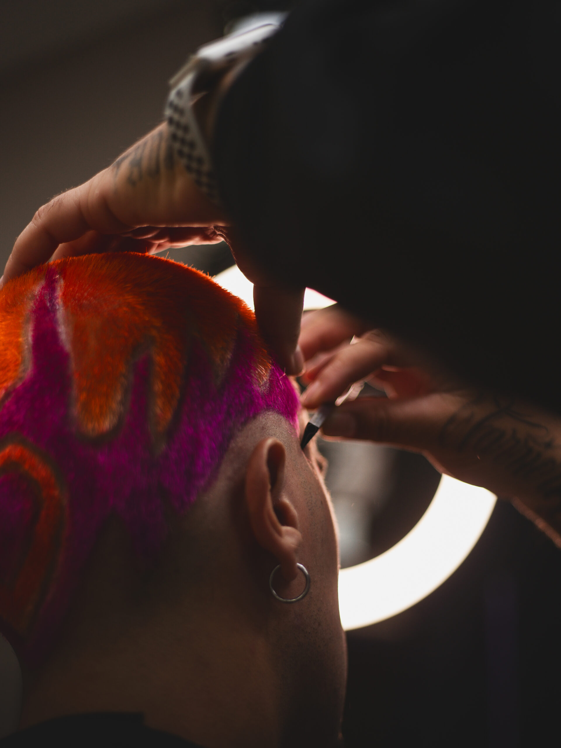 Detalle de un corte de cabello en LaFlame Barbería, Vilaseca, realizado por un barbero experto.