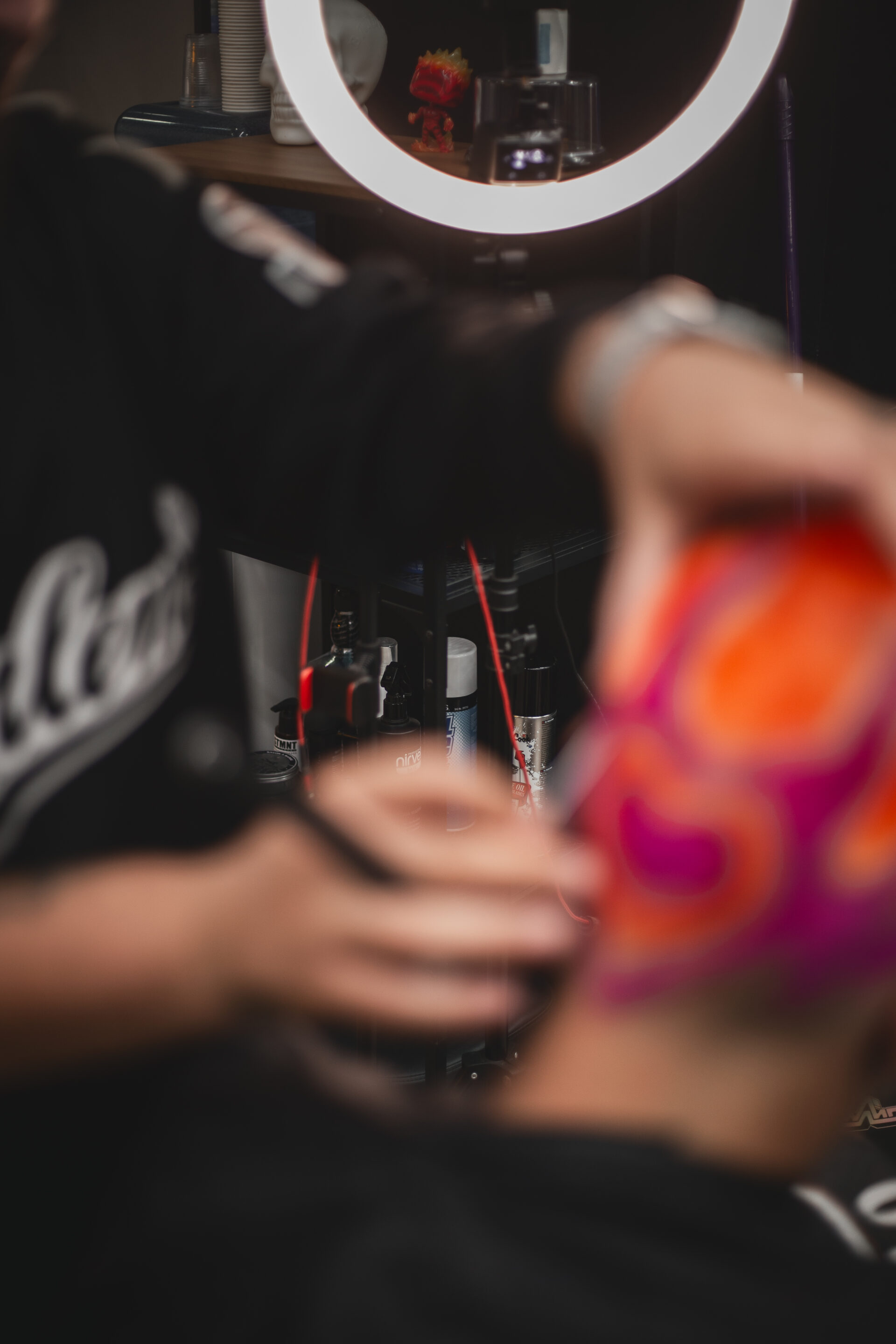 Detalle de un corte de cabello en LaFlame Barbería, Vilaseca, realizado por un barbero experto.