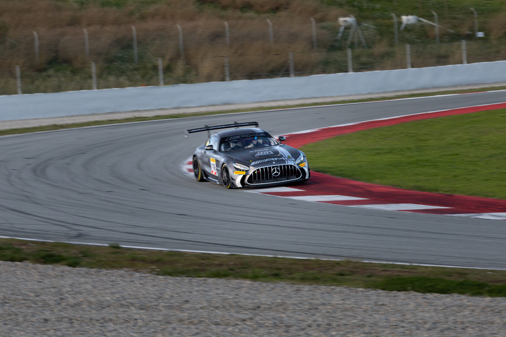 Coche GT en plena acción en el circuito del GT-CET 2024, destacando su velocidad y rendimiento.