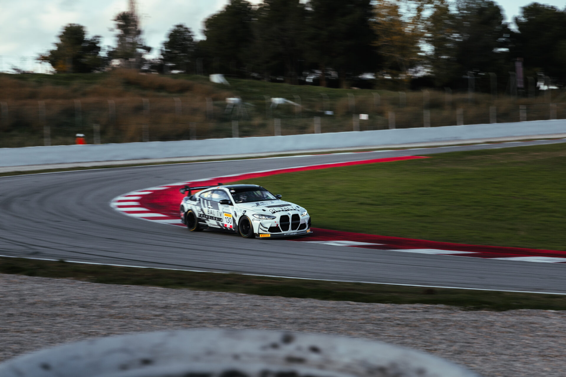 Coche GT en plena acción en el circuito del GT-CET 2024, destacando su velocidad y rendimiento.