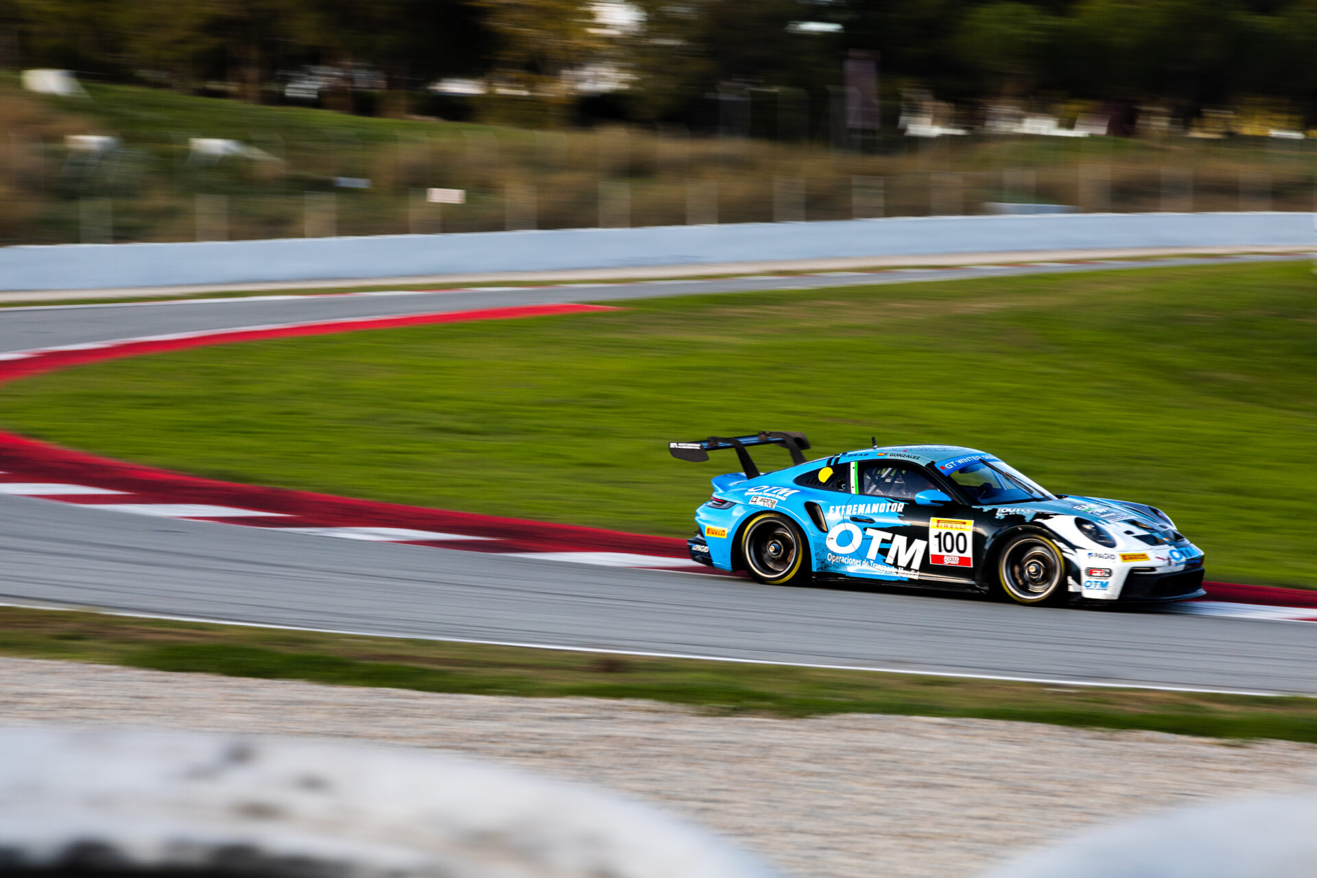 Coche GT en plena acción en el circuito del GT-CET 2024, destacando su velocidad y rendimiento.