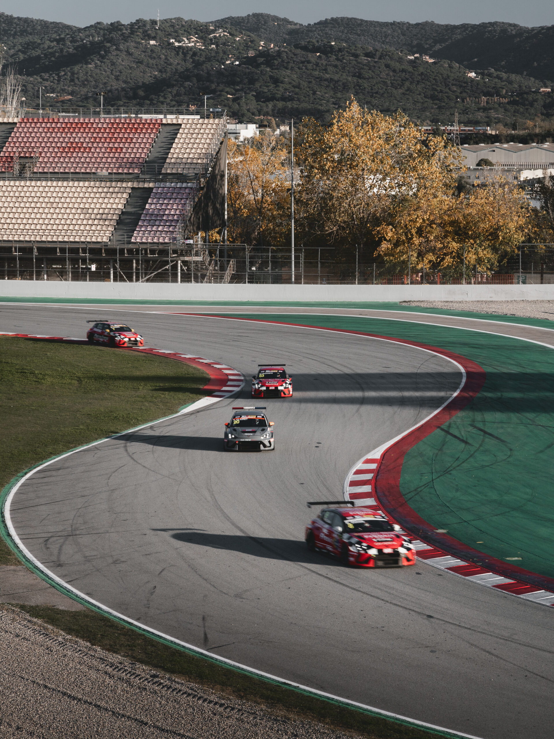 Coche GT en plena acción en el circuito del GT-CET 2024, destacando su velocidad y rendimiento.