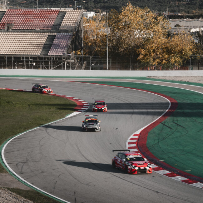 Coche GT en plena acción en el circuito del GT-CET 2024, destacando su velocidad y rendimiento.