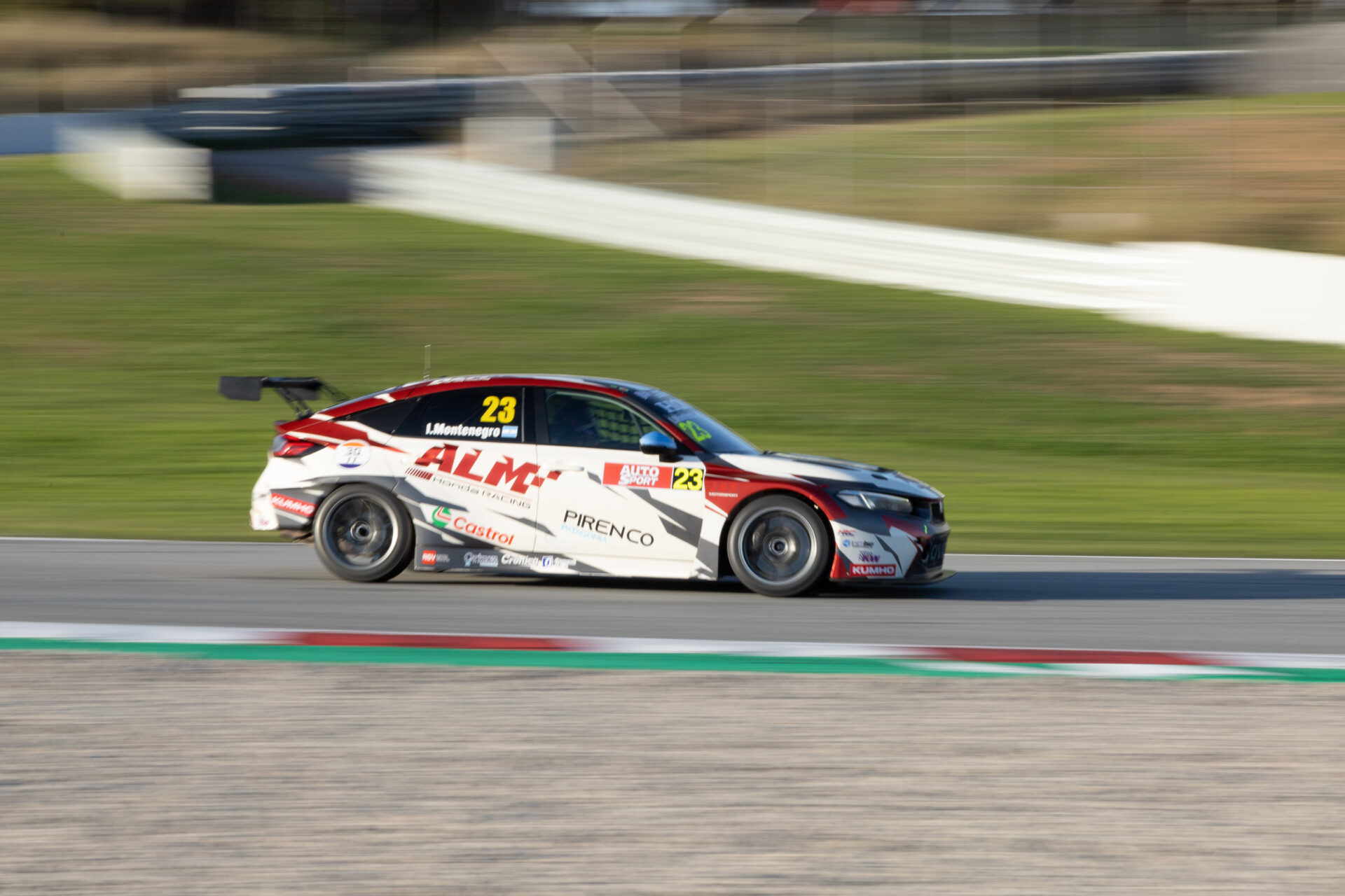 Coche GT en plena acción en el circuito del GT-CET 2024, destacando su velocidad y rendimiento.