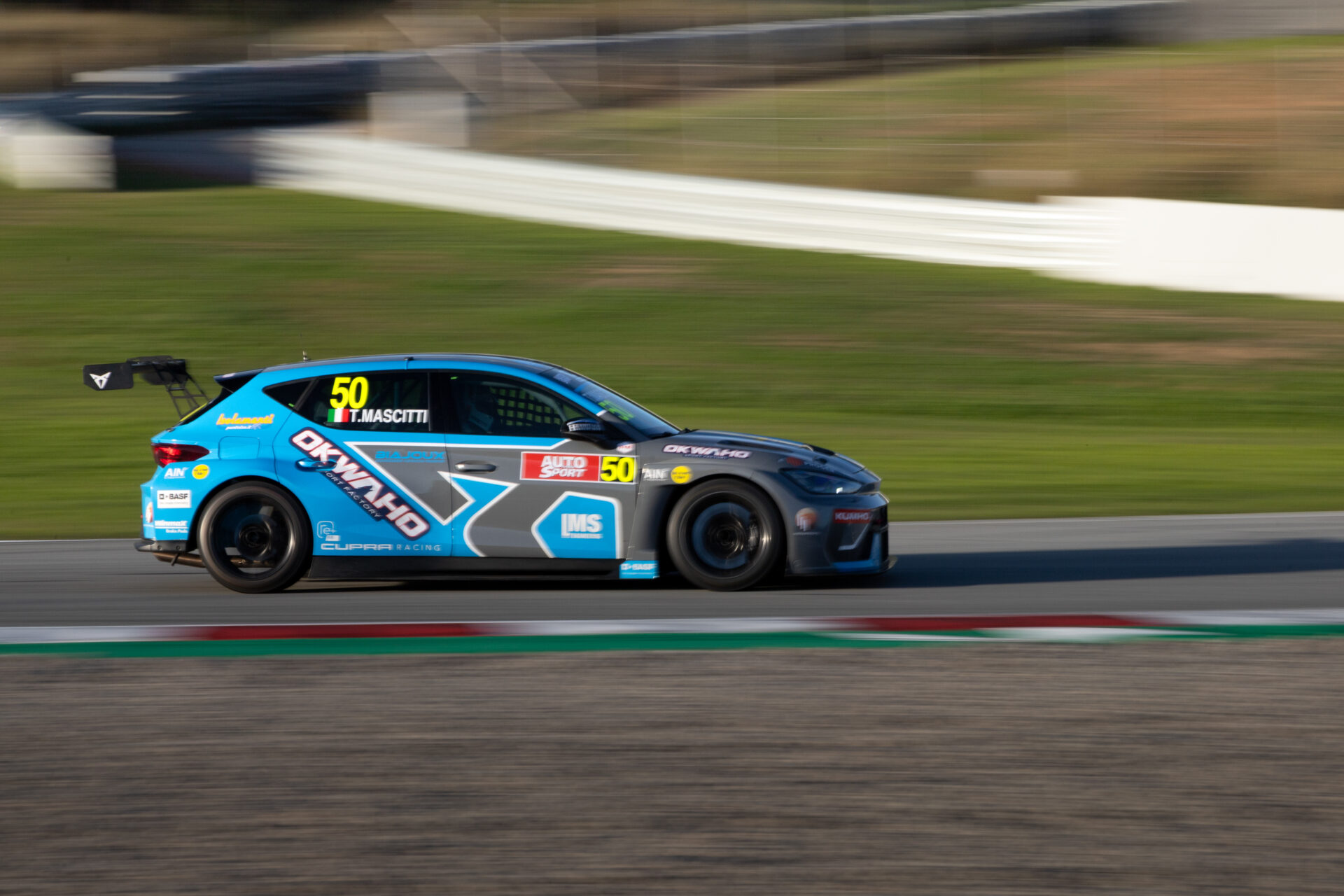 Coche GT en plena acción en el circuito del GT-CET 2024, destacando su velocidad y rendimiento.