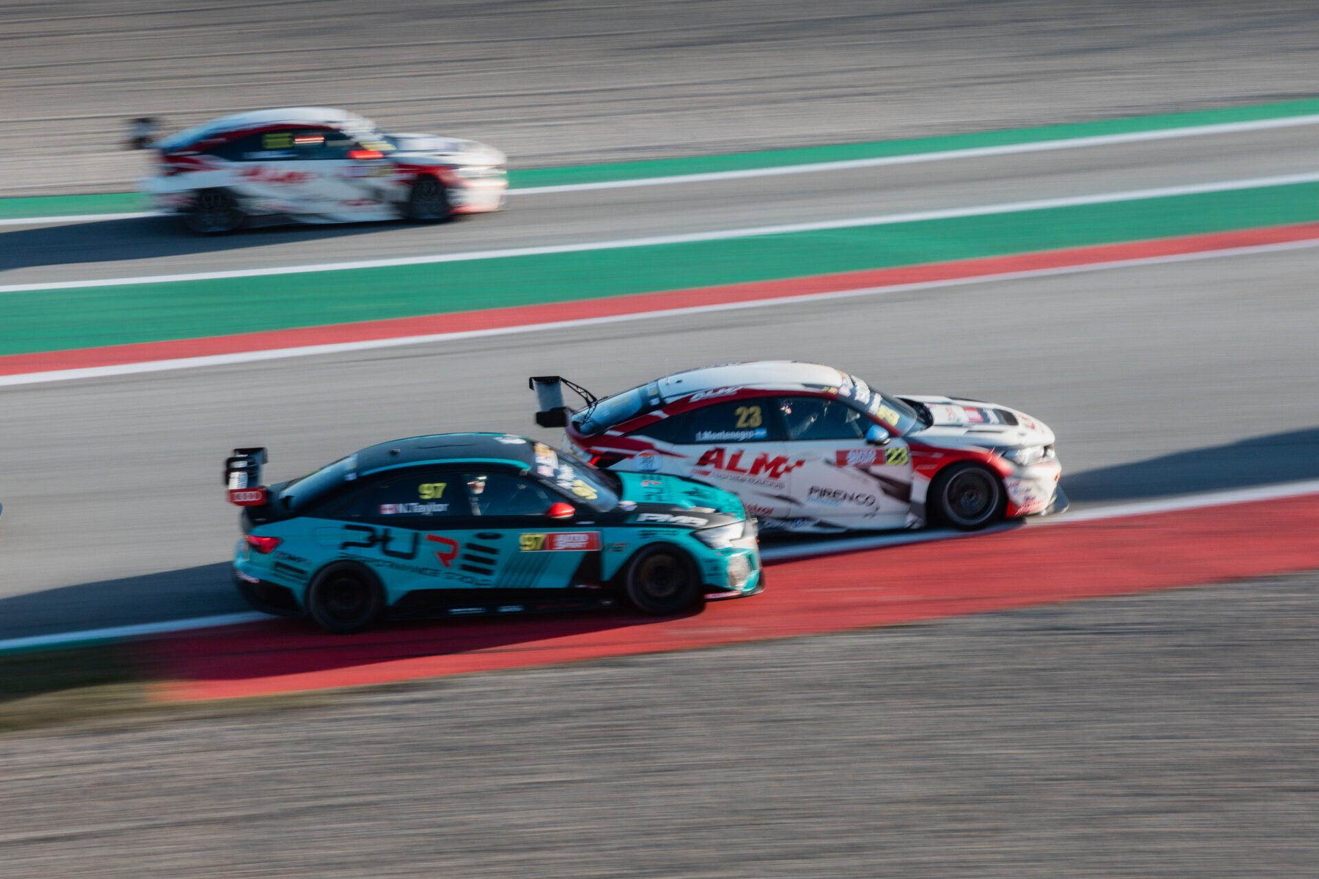 Supercoche GT compitiendo en una curva cerrada durante el GT-CET 2024, mostrando su diseño aerodinámico y potencia en pista.