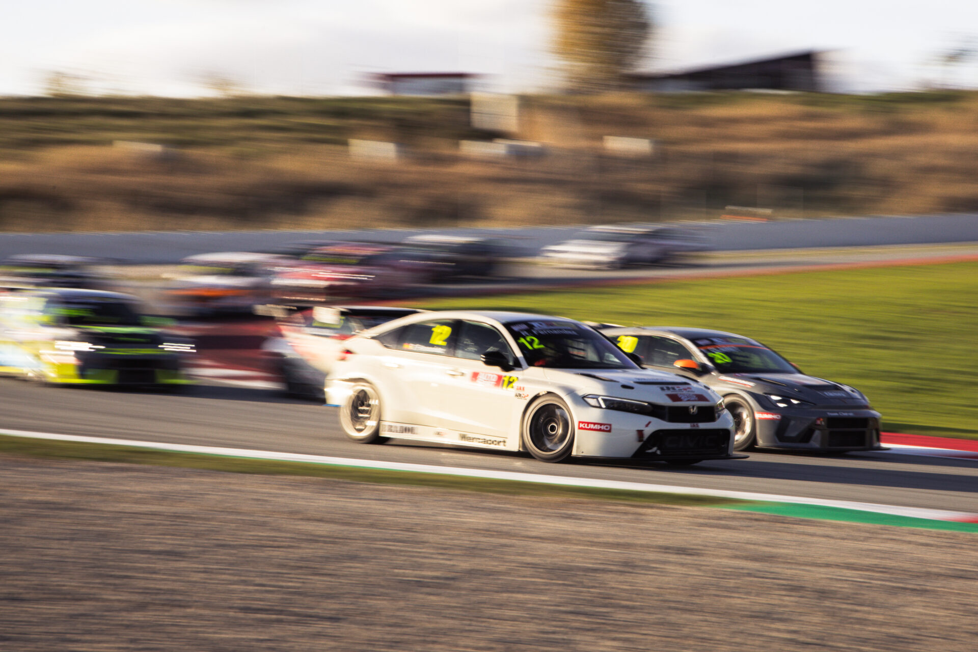 Supercoche GT compitiendo en una curva cerrada durante el GT-CET 2024, mostrando su diseño aerodinámico y potencia en pista.