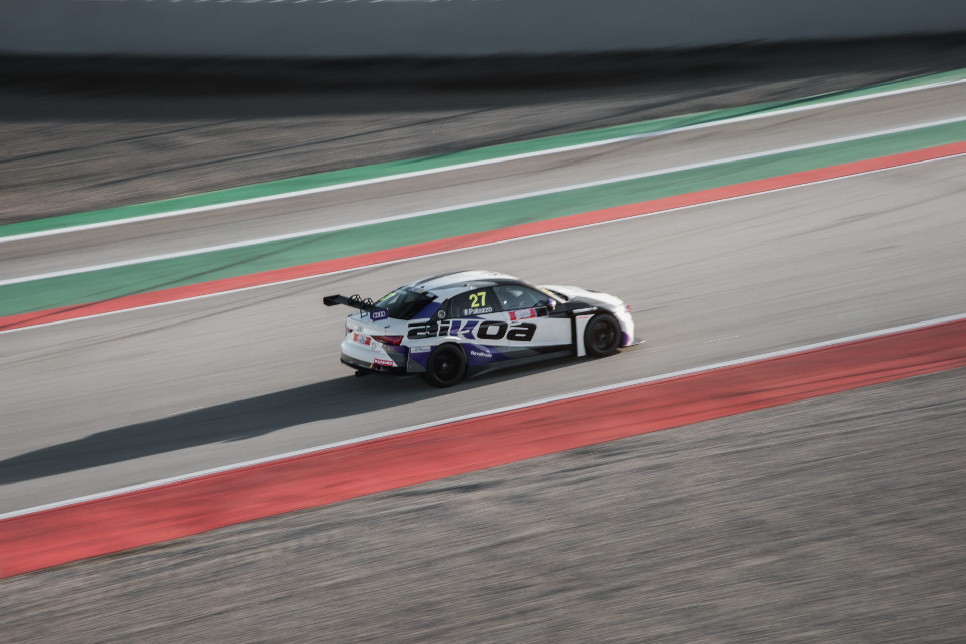 Supercoche GT compitiendo en una curva cerrada durante el GT-CET 2024, mostrando su diseño aerodinámico y potencia en pista.