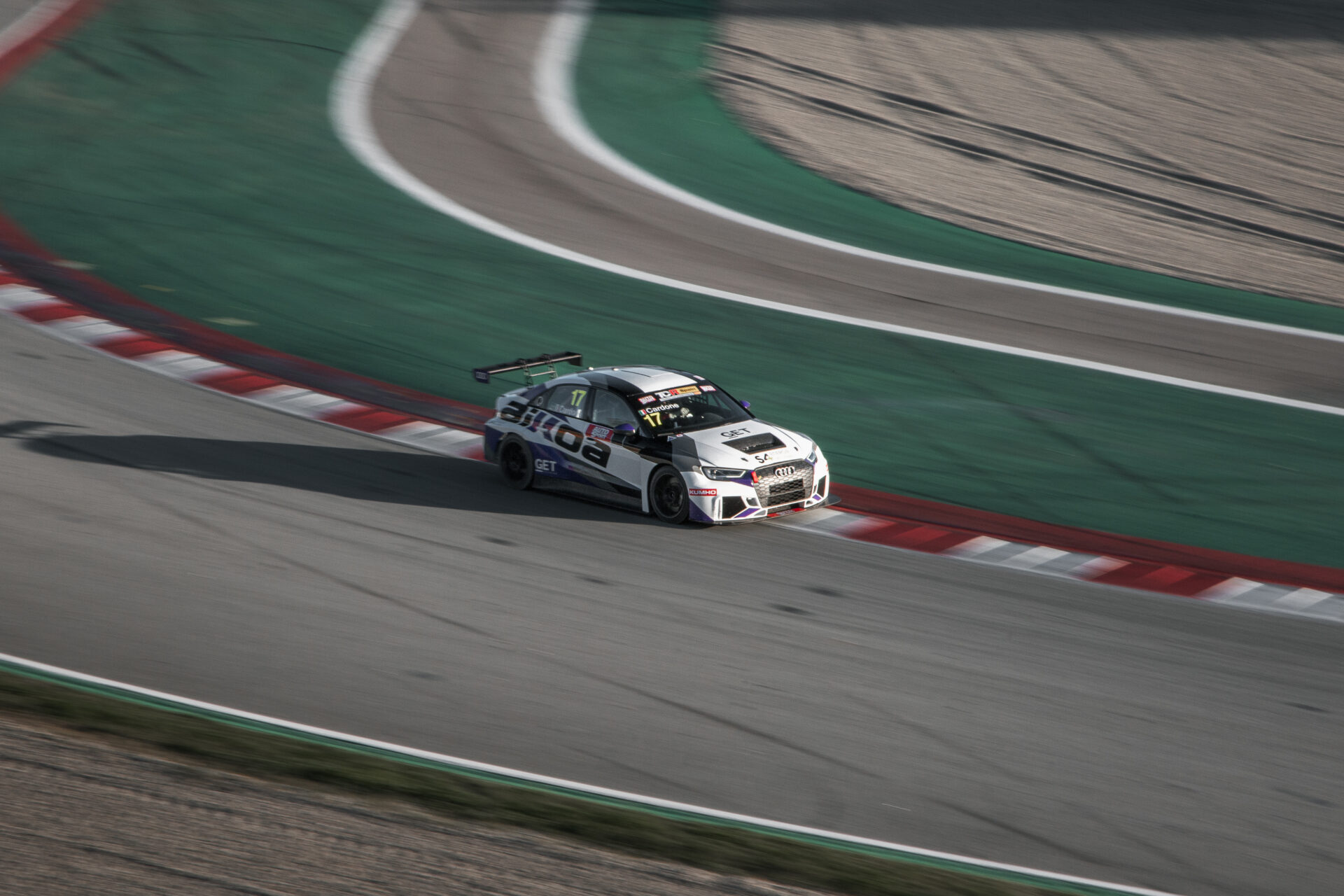 Supercoche GT compitiendo en una curva cerrada durante el GT-CET 2024, mostrando su diseño aerodinámico y potencia en pista.