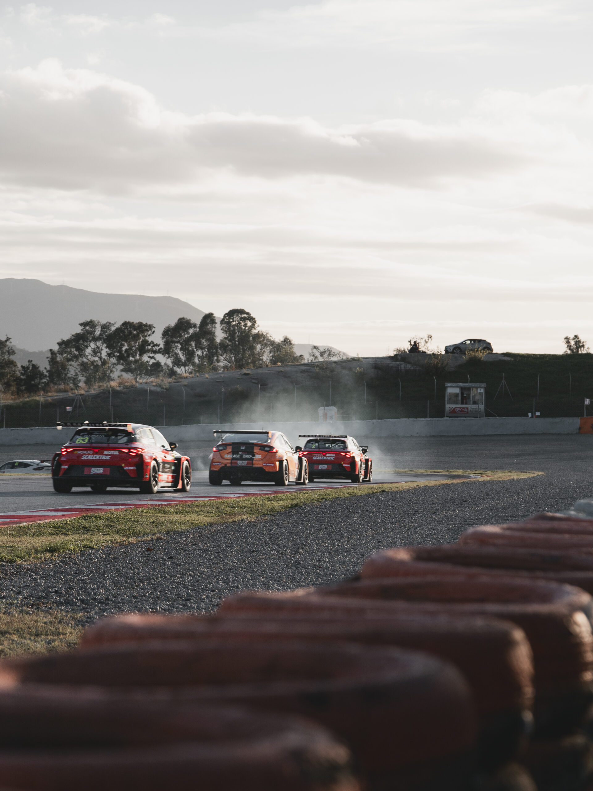 Salida emocionante del GT-CET 2024 con una fila de coches GT listos para la carrera.