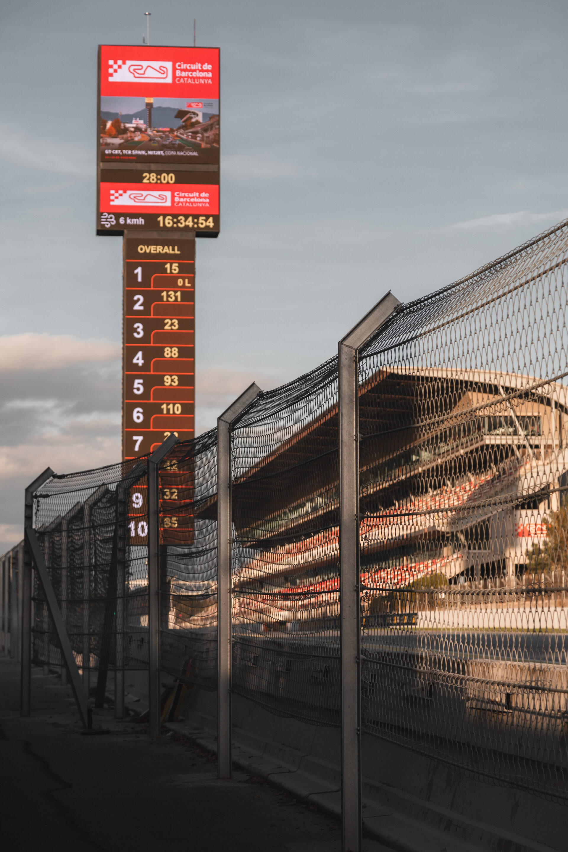 Salida emocionante del GT-CET 2024 con una fila de coches GT listos para la carrera.