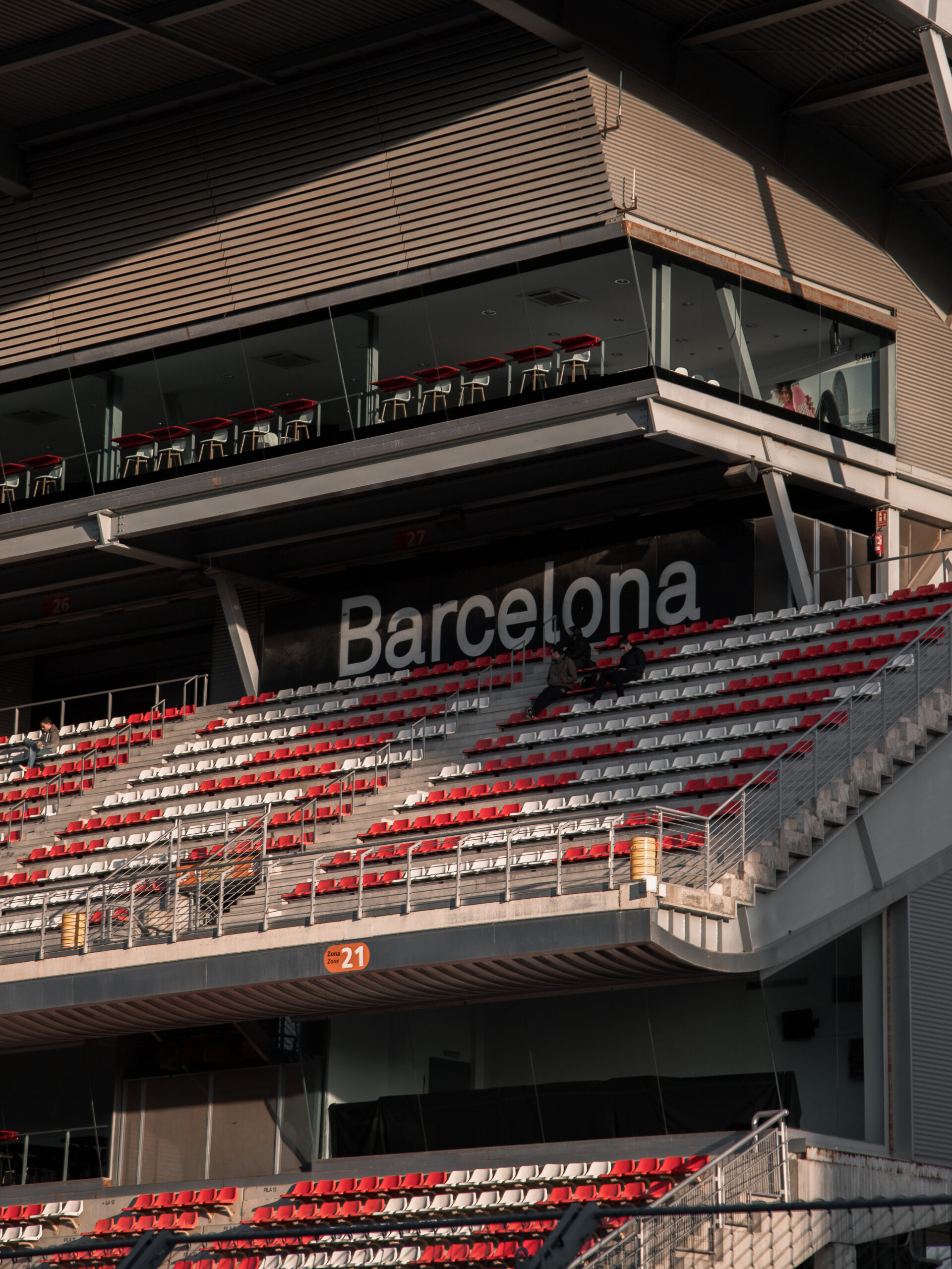 Salida emocionante del GT-CET 2024 con una fila de coches GT listos para la carrera.