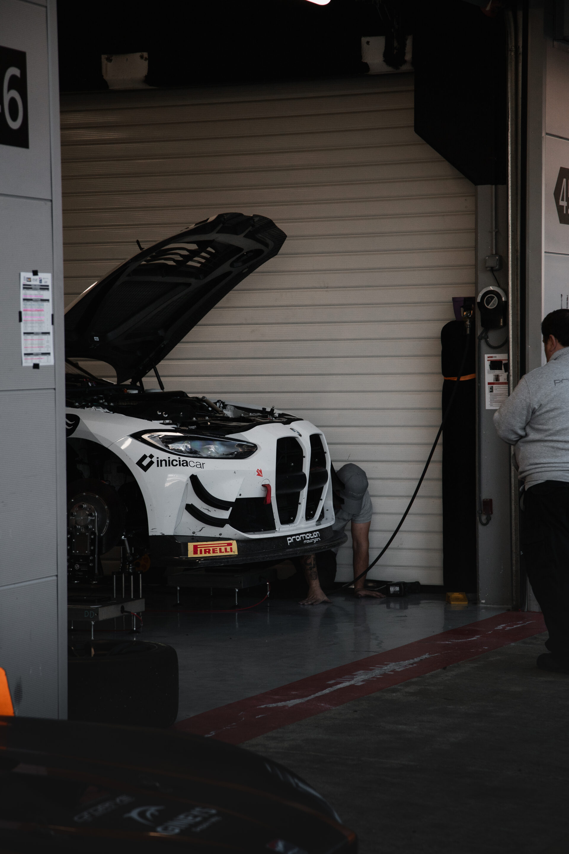 Detalle de un coche GT preparado para la competición, capturado en el paddock del GT-CET 2024.