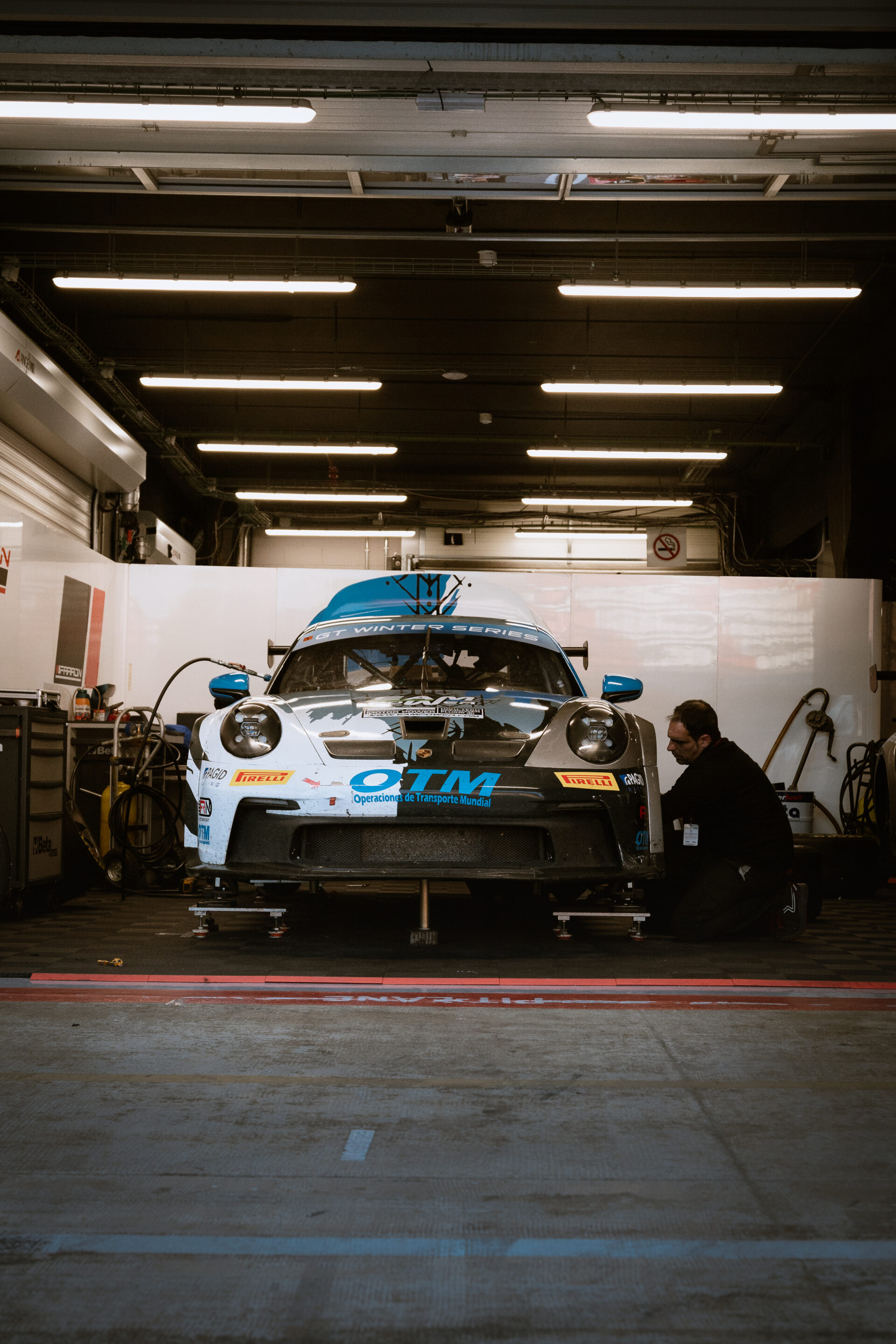 Detalle de un coche GT preparado para la competición, capturado en el paddock del GT-CET 2024.