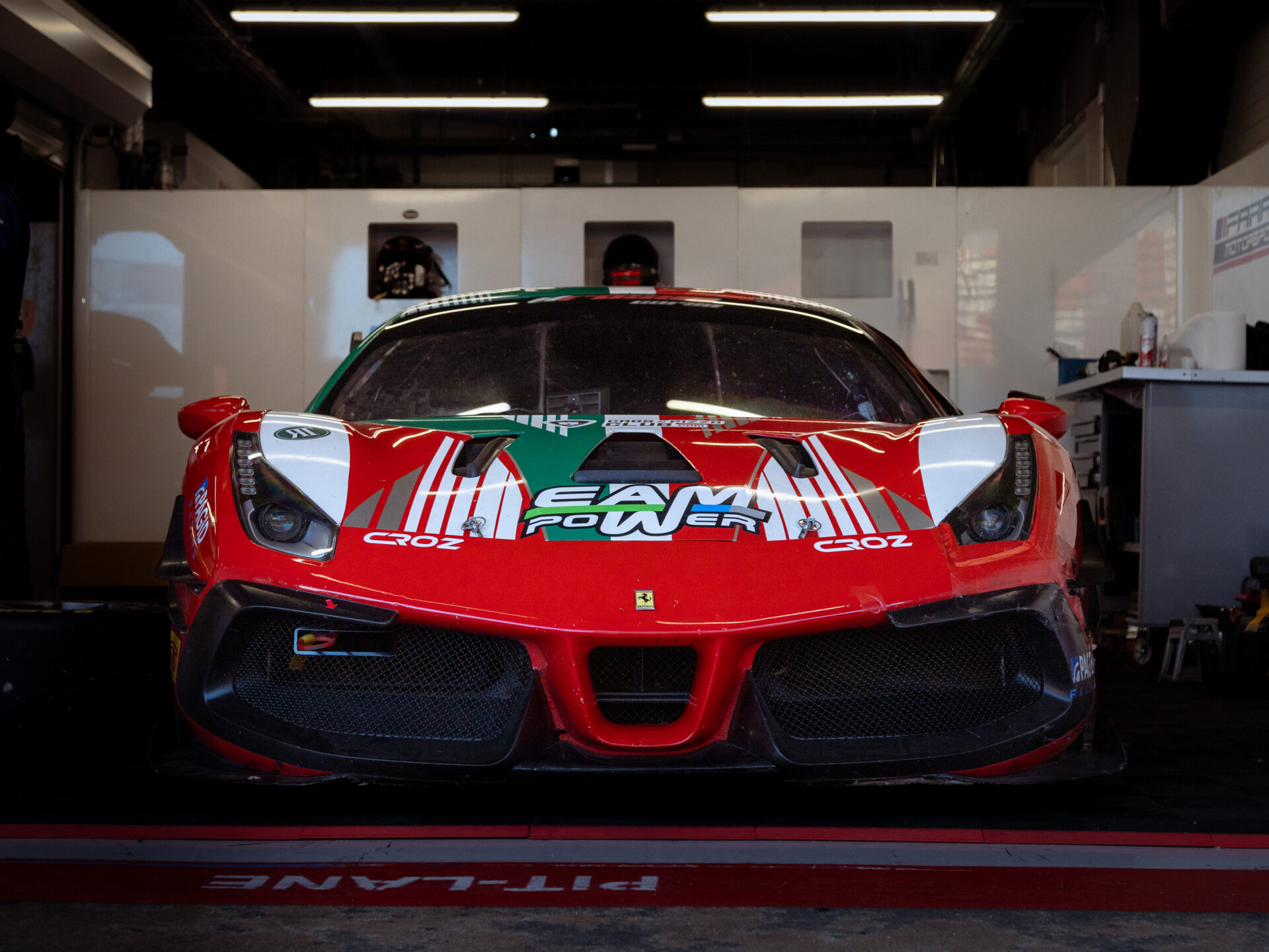 Detalle de un coche GT preparado para la competición, capturado en el paddock del GT-CET 2024.