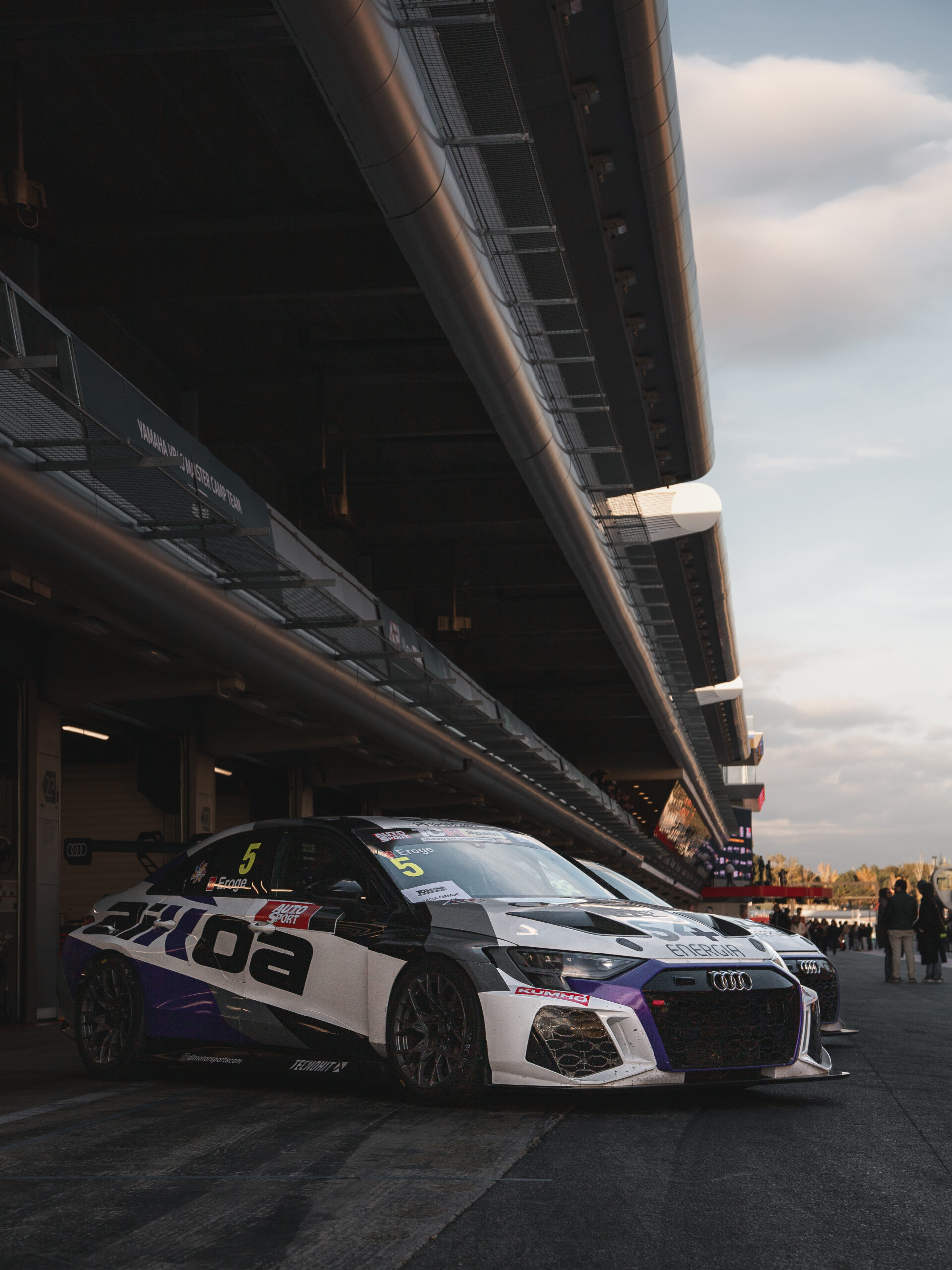 Detalle de un coche GT preparado para la competición, capturado en el paddock del GT-CET 2024.