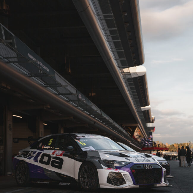 Detalle de un coche GT preparado para la competición, capturado en el paddock del GT-CET 2024.