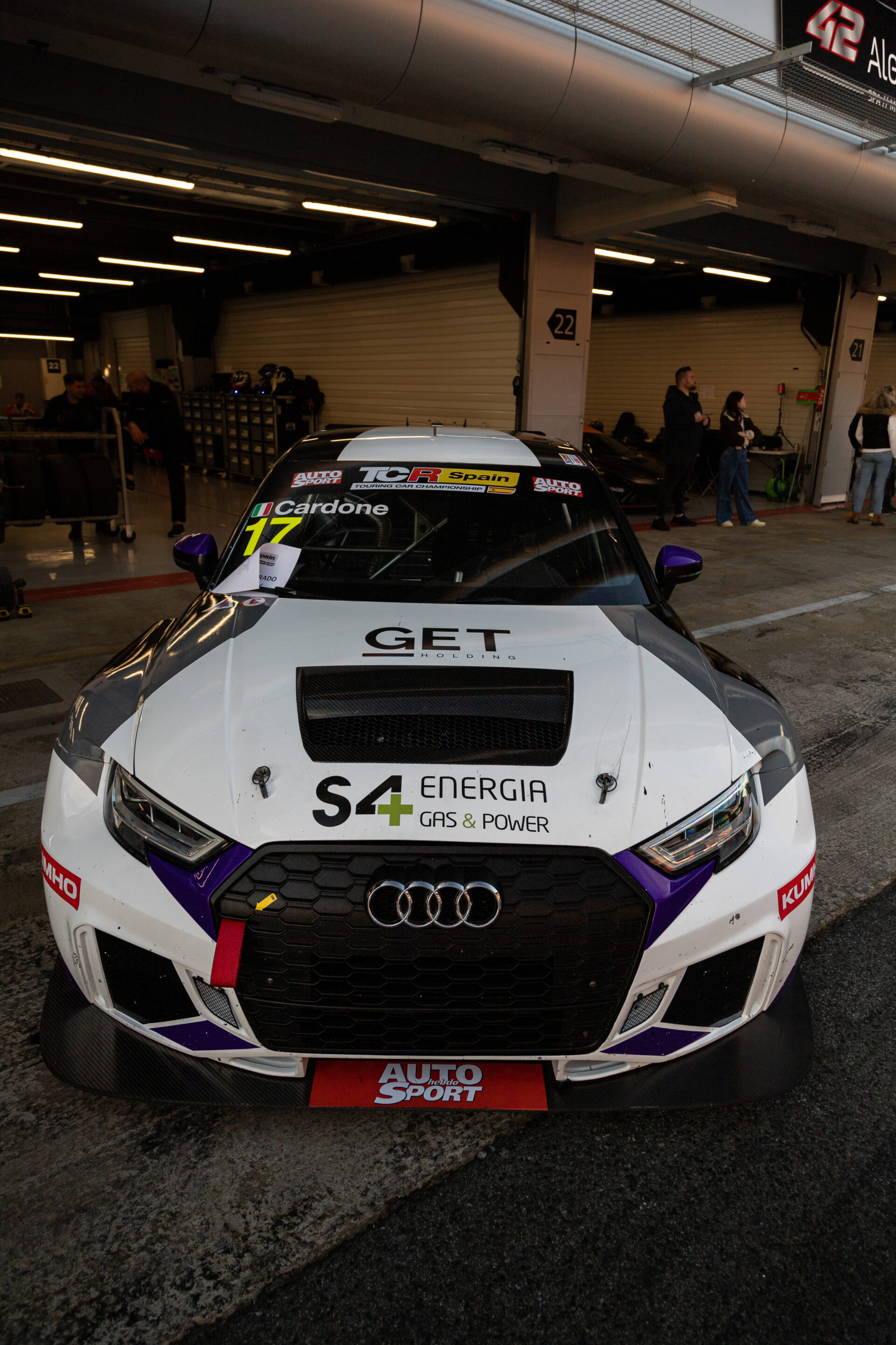 Coche GT en plena acción en el circuito del GT-CET 2024, destacando su velocidad y rendimiento.