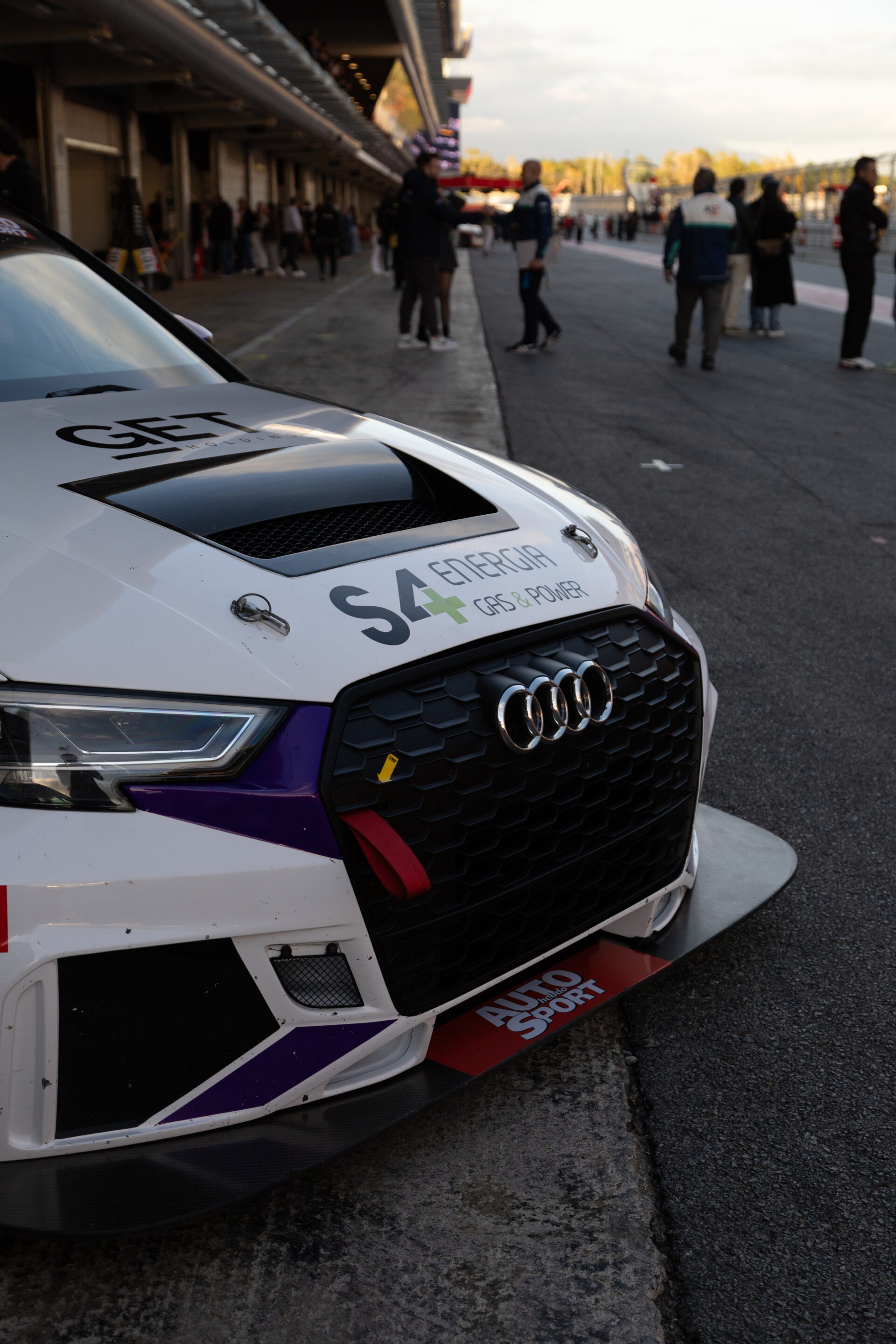 Coche GT en plena acción en el circuito del GT-CET 2024, destacando su velocidad y rendimiento.