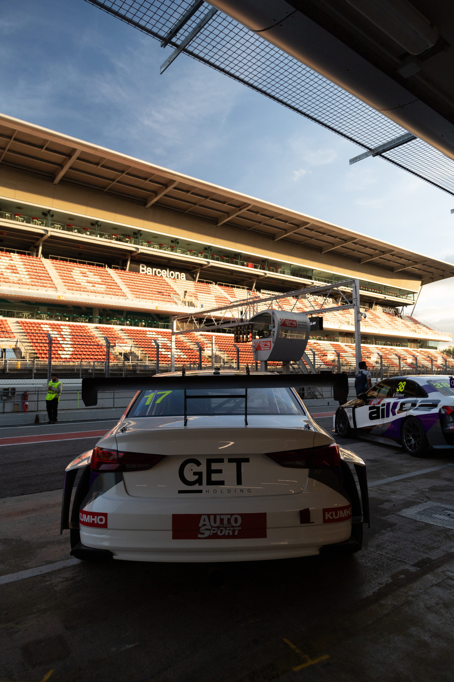 Coche GT en plena acción en el circuito del GT-CET 2024, destacando su velocidad y rendimiento.