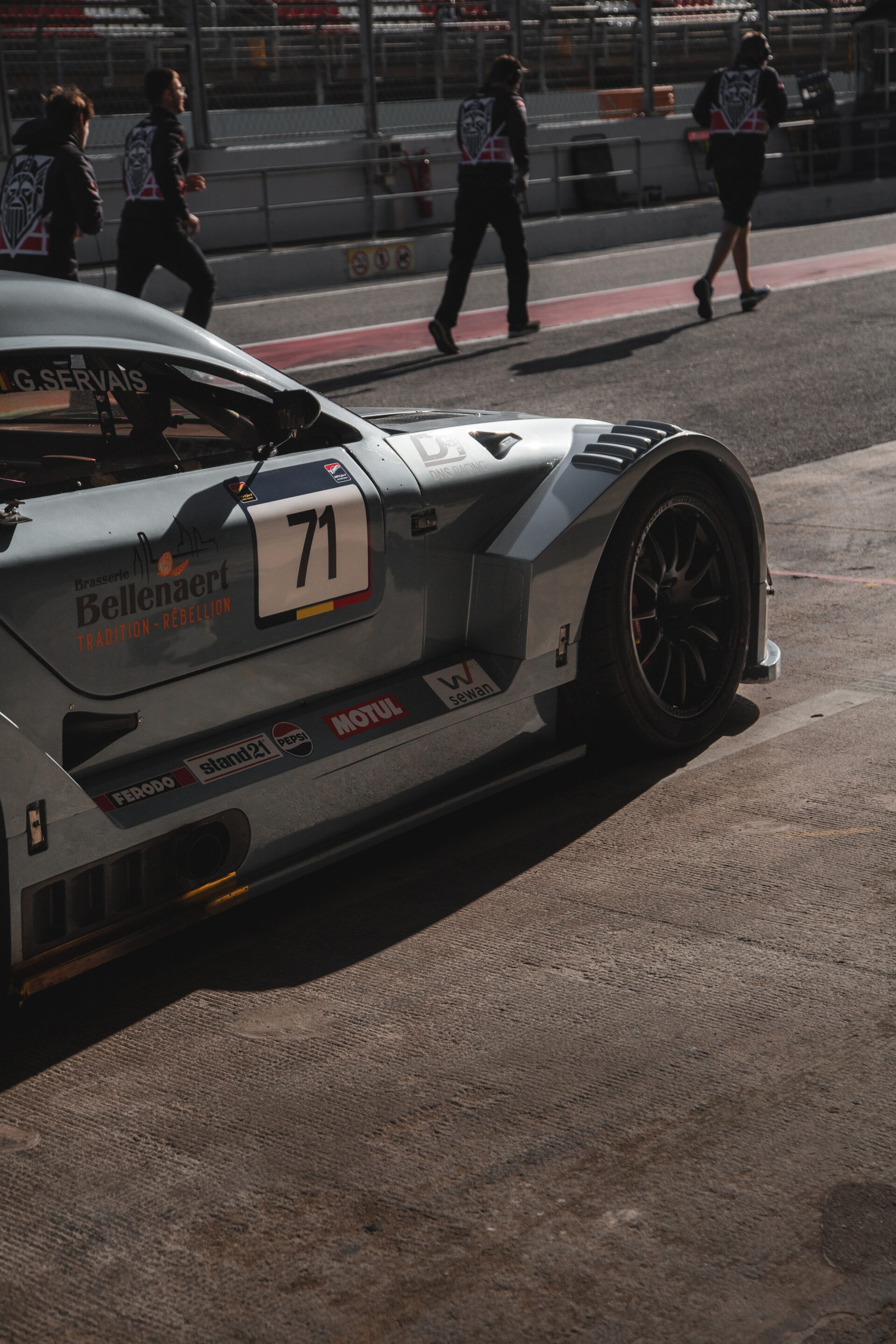 Coche GT en plena acción en el circuito del GT-CET 2024, destacando su velocidad y rendimiento.