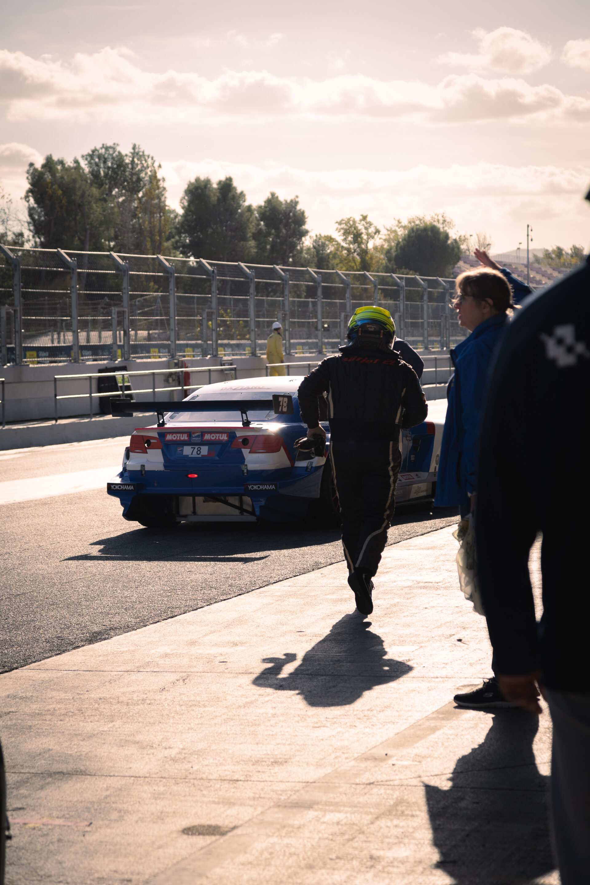 Coche GT en plena acción en el circuito del GT-CET 2024, destacando su velocidad y rendimiento.