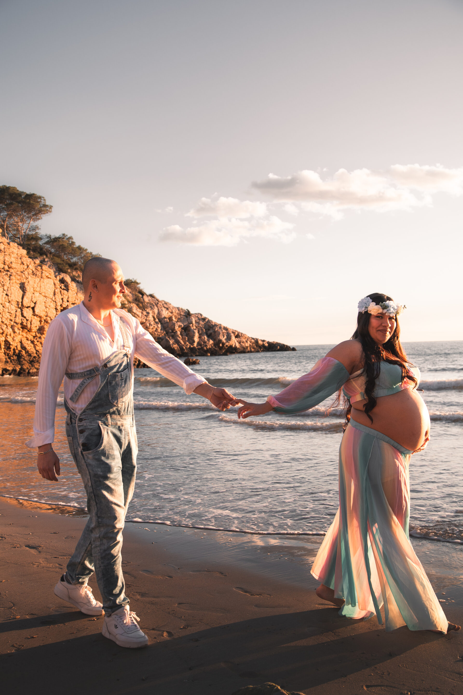 Fotografía cálida de embarazada en Salou con luz de golden hour