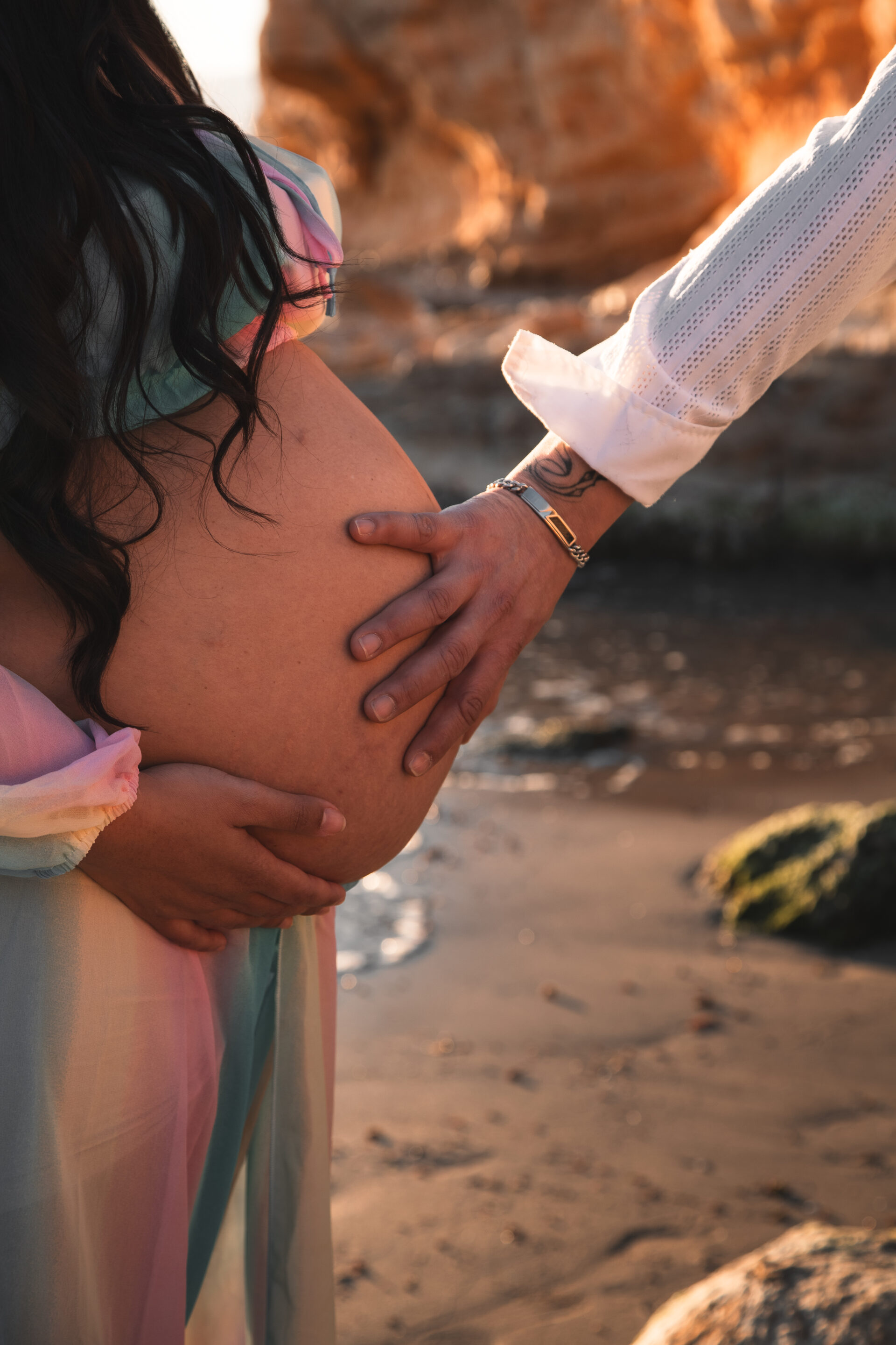 Fotografía de barriga de embarazada en Tarragona, luz suave y gesto íntimo