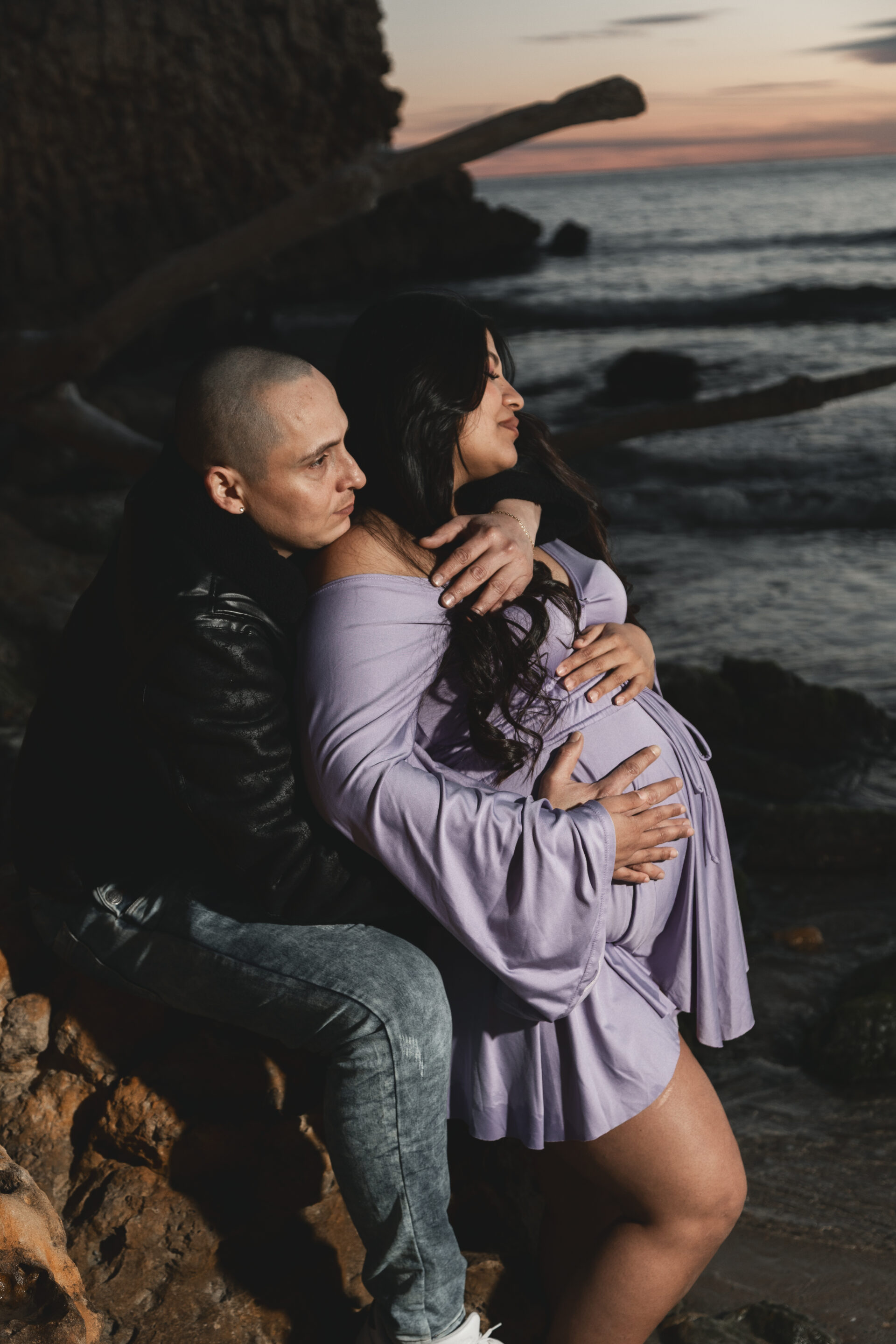 Fotografía íntima de pareja esperando bebé en Cambrils